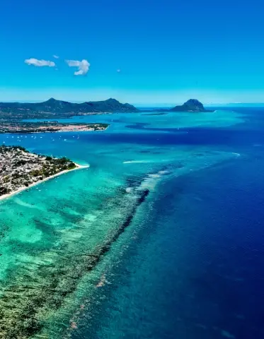 Vue aérienne panoramique de l'île Maurice avec lagon turquoise et végétation luxuriante