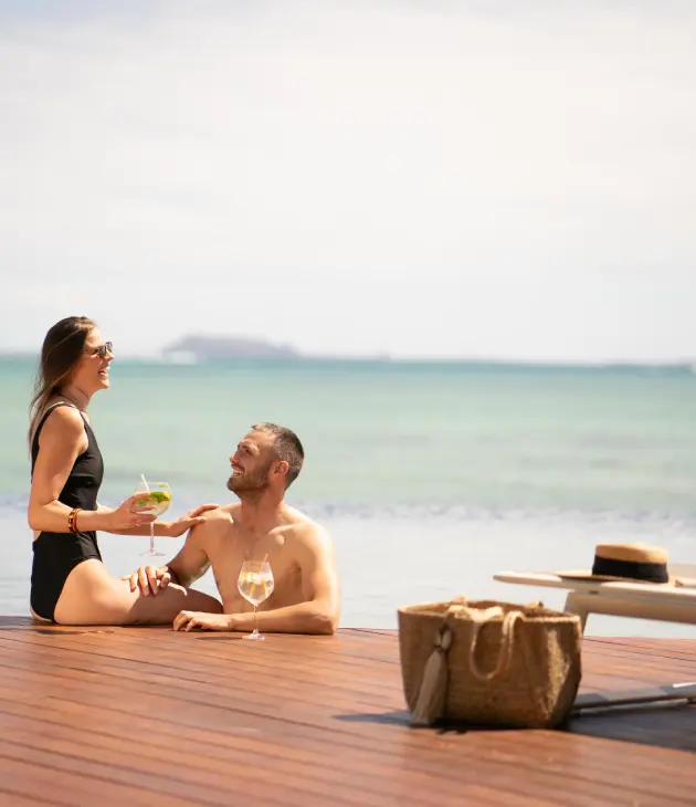 Couple détendu profitant pres de la plage a Veranda Paul et Virginie