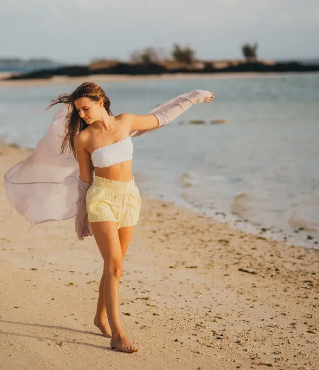 Femme marchant seule sur la plage, se reconnectant avec elle-même dans un moment de calme