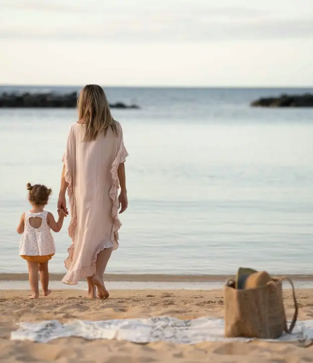 Famille marchant ensemble sur la plage de Veranda Pointe aux Biches