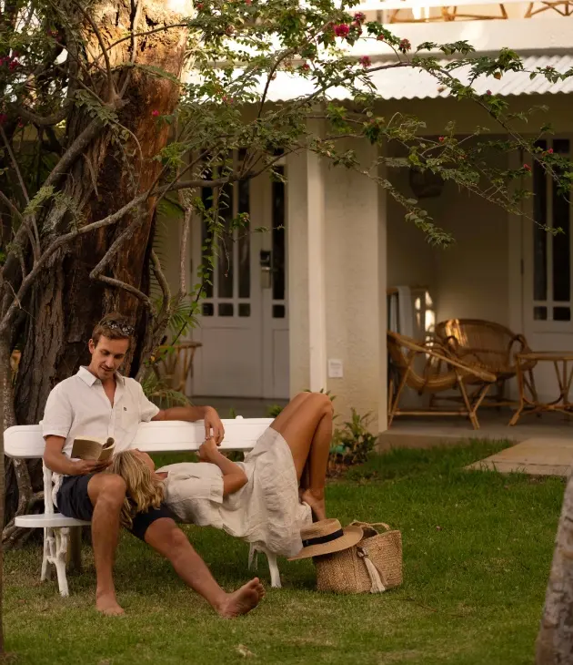 Couple détendu assis sur un banc, profitant d’un moment paisible en plein air