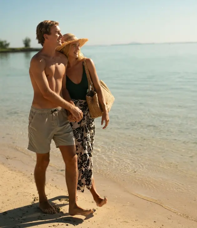 Un couple profitant d’une offre spéciale sur une île paradisiaque